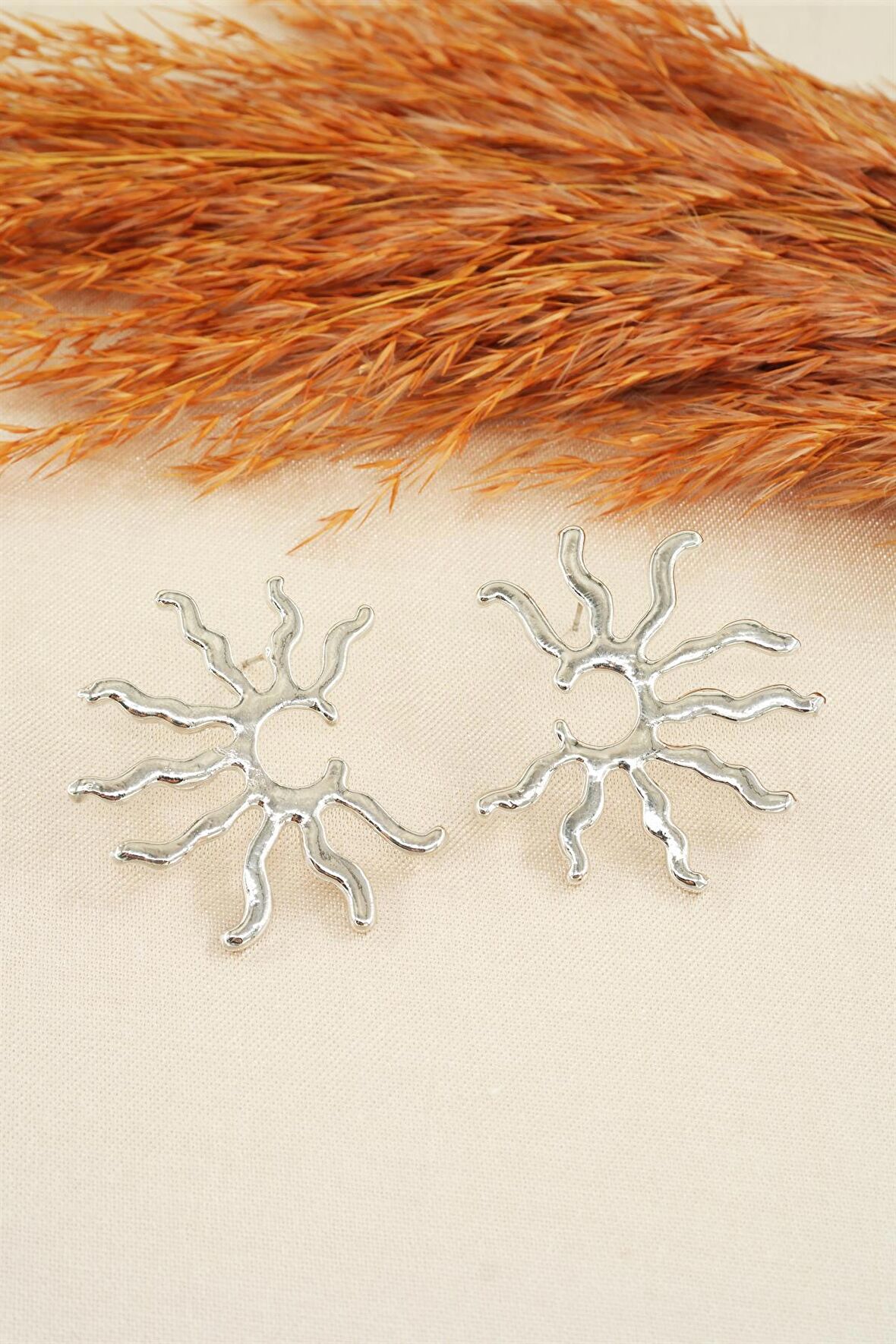 Kadın Özel Tasarım 4 cm Güneş Figürlü Küpe