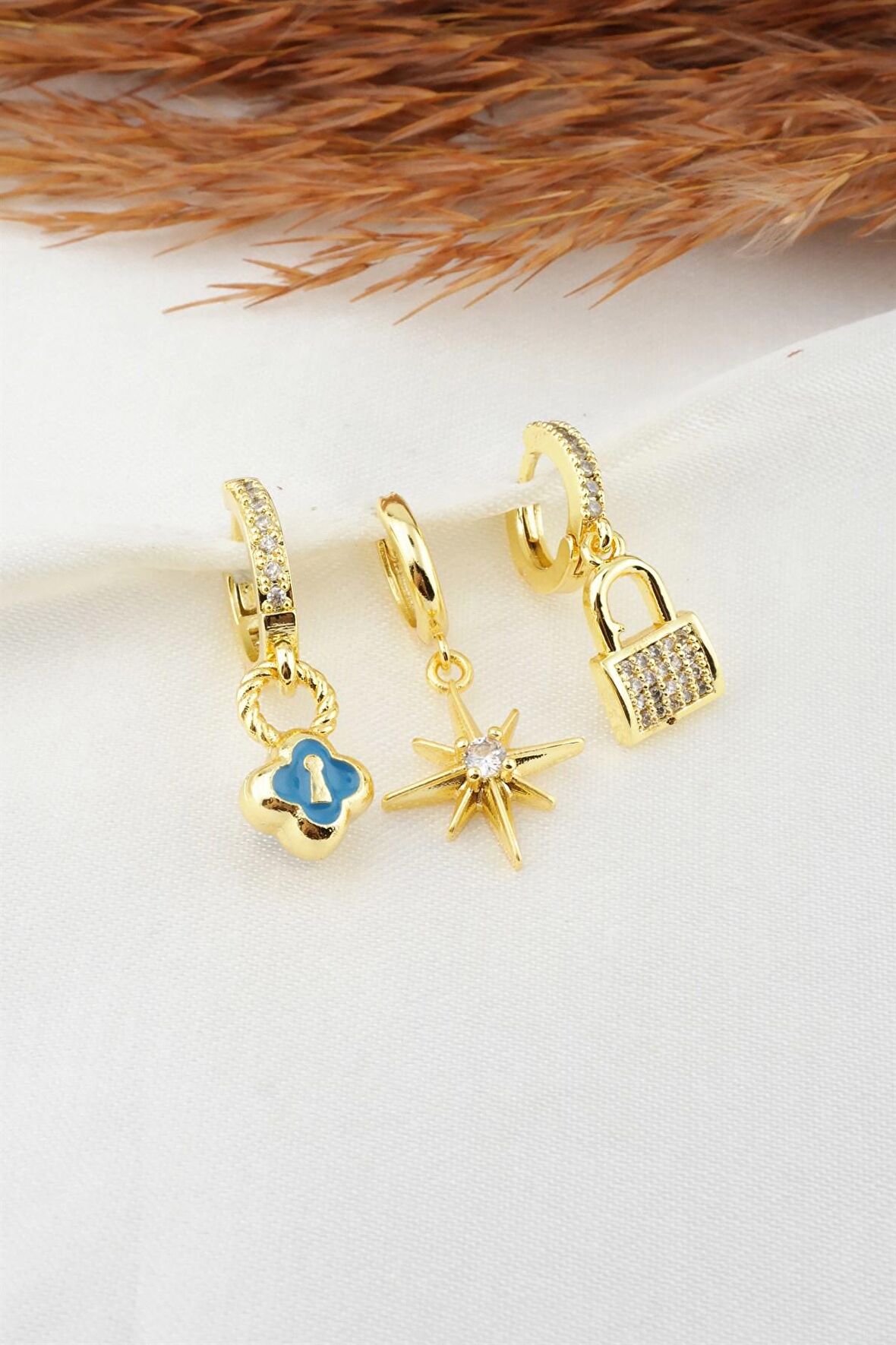  Kadın Zirkon Taşlı Kilit ve Kuzey Yıldızı Figürlü 3'lü Küpe Seti 