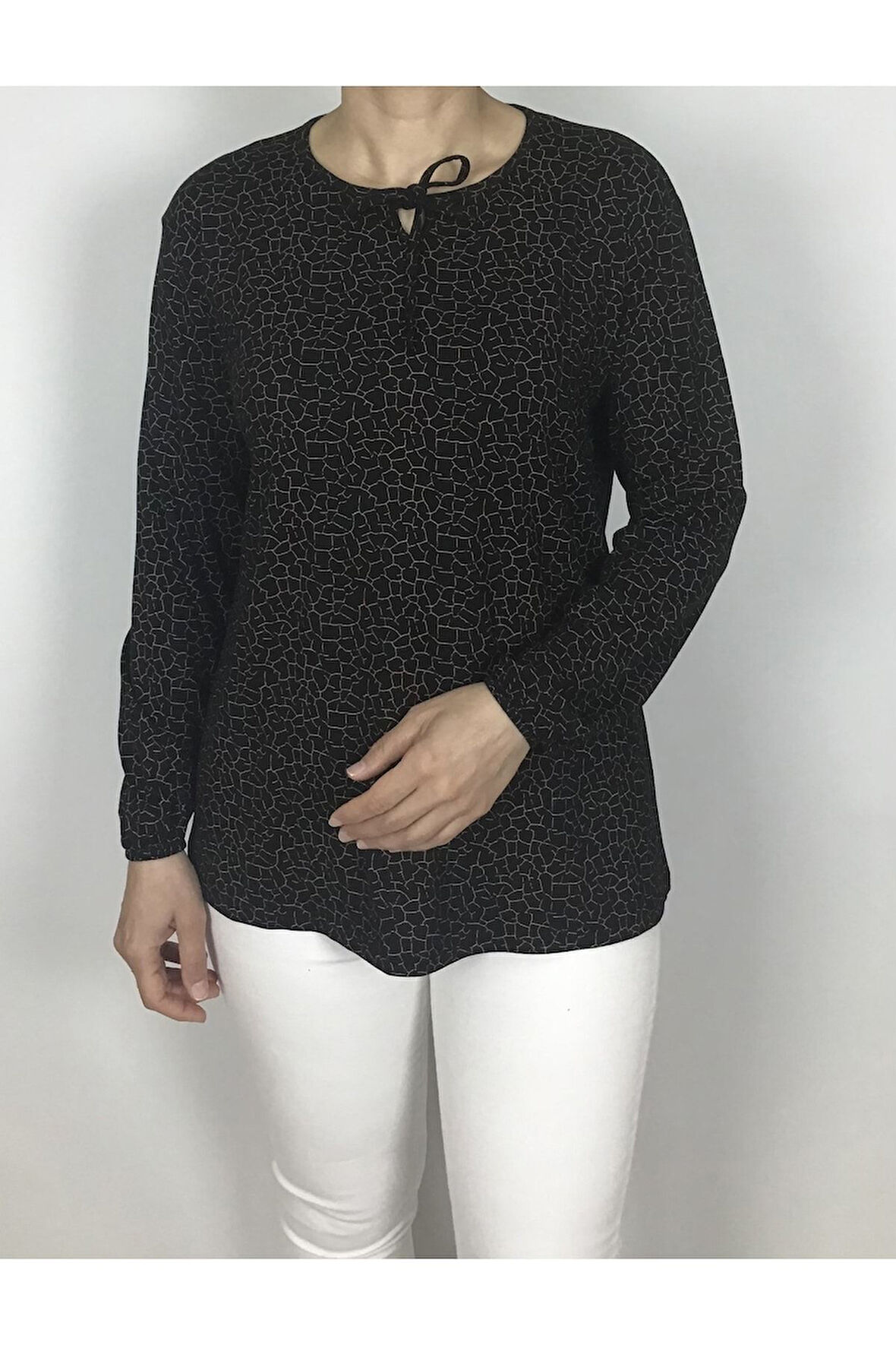 KADIN DESENLİ YAKASI İPLİ KOLLARI LASTİKLİ PENYE BLUZ