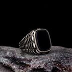 925 AYAR GÜMÜŞ ONİX TAŞLI DESEN MİTFLİ ERKEK YÜZÜK