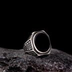 925 AYAR GÜMÜŞ ONİX TAŞLI DESEN MOTFLİ ERKEK YÜZÜK