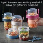 çatal ve kaşıklı yoğurt kabı