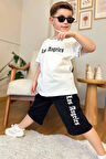 Erkek Çocuk Yakası ve Kol Uçlarında Yazı Detaylı LA Beyaz Şortlu Takım