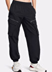 1386481-001 UA UNSTOPPABLE CARGO PA Lastikli Bel Loose Fit Siyah Kadın Eşofman Altı