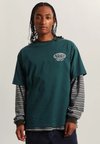 WORLD TOUR LOOSE SS TEE Erkek Koyu Yeşil T-Shirt - VN000VY8