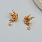 Işın Figürlü Sallantılı Küpe – Rose Xuping, Zirkon Taşlı, Kararmaz, Asimetrik Tasarım (2,9 x 2 cm)