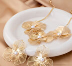 Kadın Gold Renk Büyük Çiçekli Takı Seti – İnci Detaylı Kolye ve Küpe Kombini