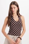 Kadın Standart Fit Normal Kesim Halter Yaka Kolsuz Puantiyeli Kahverengi Bluz