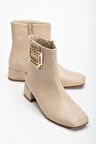 Bej Kadın Kısa Topuklu Bot Küt Burun Metal Aksesuarlı Suni Deri