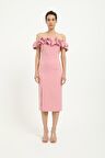  Pembe Düşük Omuz Fırfır Detaylı Kadın Midi Boy Elbise