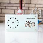 Penguen Temalı Kişiye Özel Cam Masa Saati – İsim Yazılı Masaüstü Dekor Saat