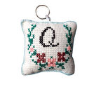 Uretti - Sibel 2453 9085 El Yapımı Q Harfi Kanaviçe Anahtarlık