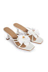 Jena Beyaz Çiçek Detaylı Terlik