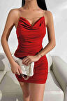 Gögüs Degajeli Sırt Zincir Detaylı Büzgülü Kırmızı Mini Club Elbisesi