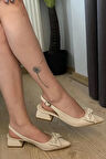 Pola Krem Cilt Arkası Acık Sivri Burun Fiyoklu Detaylı 4 cm Topuklu Ayakkabı