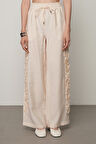 Kadın Şerit Gül Ve Taş Detaylı Düz Renk Beli Lastikli Bol Paça Pantolon