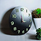 Çocuk Odası Fosforlu 3D Kabartma Rakam Ahşap Mini Siyah Duvar Saati Cam Yok Çap 22 Cm