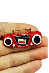 Retro Kırmızı Boombox Radyo Tasarım Broş – Vintage Müzik Severler İçin Şık Aksesuar