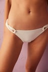 Bej Ava Aksesuar Detaylı Bikini Altı