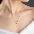 14 Ayar Altın Baget Taşlı Üçgen Kolye