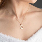 14 Ayar Altın Dikdörtgen Çerçeveli Kelebek Kolye