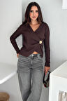 Kadın Kraveze Tokalı Bluz – Vücuda Oturan & Altın Detaylı