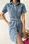 Kadın Kemerli Düğmeli Denim Elbise – Şehirli & Vücuda Oturan Stil