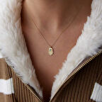 Zarif Fatmanın Eli Kolye