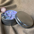 Uretti - Ayşe 7362 - El Yapımı Metal Kutulu Dekoratif  Adaçayı Kokulu Mum - 3 x 7 cm