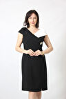 1001-MADONNA YAKA İNCİLİ MİDYE AKSESUARLI KREP KUMAS SİYAH ELBİSE