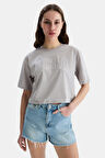 HELENA Gri Bisiklet Yaka Oversize Crop Nakışlı Oversize  Kadın Tshirt