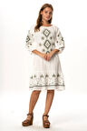 Yarım Kol Vual Yeşim Kemer Detaylı Nakışlı Kısa Yazlık Elbise Beyaz Byz