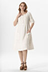 Kısa Kol Kare Yaka Dora Cep Detaylı Midi Boy Müslin Yazlık  Elbise Kırık Beyaz KrkByz