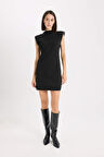 DeFacto Fitted Yarım Balıkçı Yaka Basic Düz Kolsuz Mini Elbise E2248AX24WNBK27