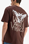 DeFacto %100 Pamuk Vikings Valhalla Comfort Regular Fit Rahat Kalıp Bisiklet Yaka Sırt Baskılı Kısa Kollu Tişört B5533AX25SPBN497