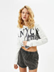 Crop Kapşonlu Sweatshirt Slim Fit Asimetrik Kesim Baskılı