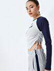 Uzun Reglan Kol Slim Fit Kolej Baskılı Büzgülü Asimetrik Crop Tişört