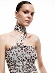 Tül Boyundan Fular Detaylı Drapeli Leopar Desenli Crop Straplez Bluz