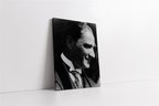 Siyah Beyaz Atatürk Gülerken Portresi