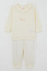 Breeze Kız Bebek Pijama Takımı Omuzdan Patlı Yaka Kısmı Fırfırlı Yazı Nakışlı 4 Ay-1 Yaş, Krem