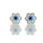 Beyaz Nazar Çiçek Çivili Altın Çocuk Küpe