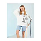 Lucky Life Kapüşonlu Üç İplik Sweatshirt – Beyaz Strong Heykel Baskılı, Rahat Kalıp, Kanguru Cepli Modern Tasarım