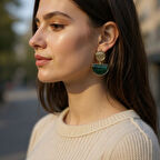 Yeşil Taşlı Minimal Küpe - Altın Renk Detaylı Zarif Tasarım