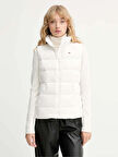 Tommy Hilfiger TJW Dar Kesim Fermuarlı Baskılı Kuş Tüyü Kadın Beyaz Yelek DW0DW21622YBL