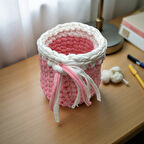 El Örgüsü Pembe & Beyaz Penye Sepet Kalemlik – Dekoratif ve Çok Amaçlı Organizer