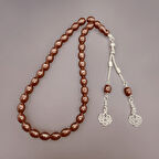 Sıkma Kehribar Tesbih: El İşi Zarafeti, Gümüş Renk Püskül Detayı ile Şıklık ve Maneviyat Bir Arada