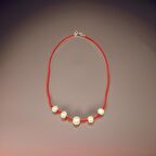 Beyaz İnci ve Kırmızı Taş Uyumu: El Yapımı Bijuteri Kolye!