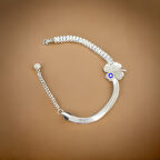 Parlak ve Zarif: Gümüş Renk Yonca ve Nazar Boncuk Detay Zirkon Taş Antialerjik Kadın Çelik Bileklik