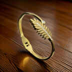 Yaprak Desenli Gold Renk Zirkon Taşlı Şık ve Parlak 316L Çelik Kelepçe Bileklik