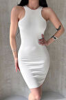 Kadın Beyaz Vücuda Oturan Sırt Dekolteli Mini Elbise